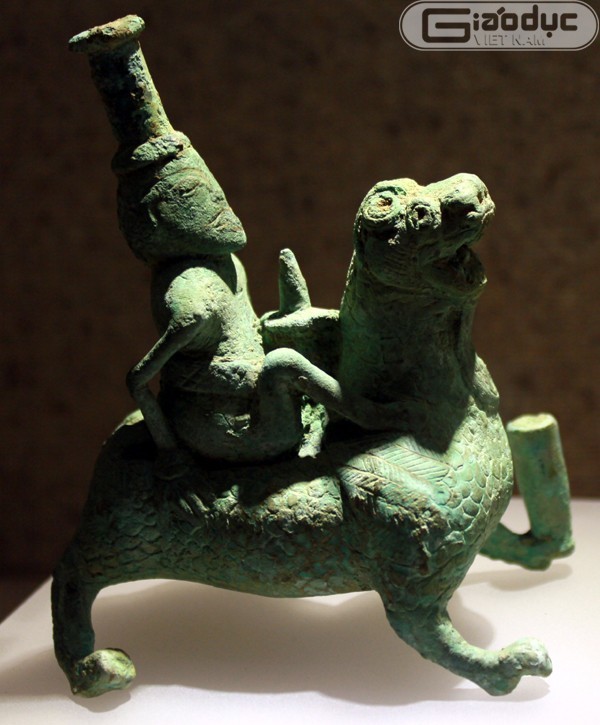 Chân đèn hình người cưỡi thú, thế kỷ 1 -3